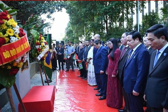 prime minister pays floral tribute to president ho chi minh in brazil picture 2 prime minister pays floral tribute to president ho chi minh in brazil picture 2