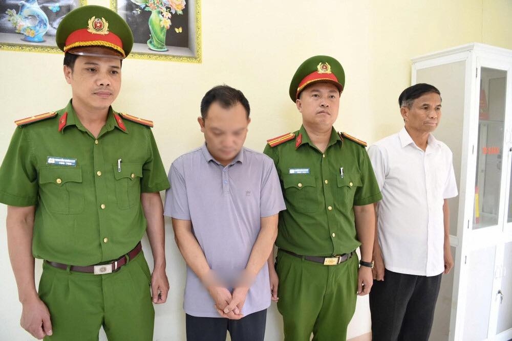 công an phú thọ triệt phá cơ sở sản xuất hơn 5.000 lọ kem chống nắng giả hình ảnh 1 cong an phu tho triet pha co so san xuat hon 5.000 lo kem chong nang gia hinh anh 1