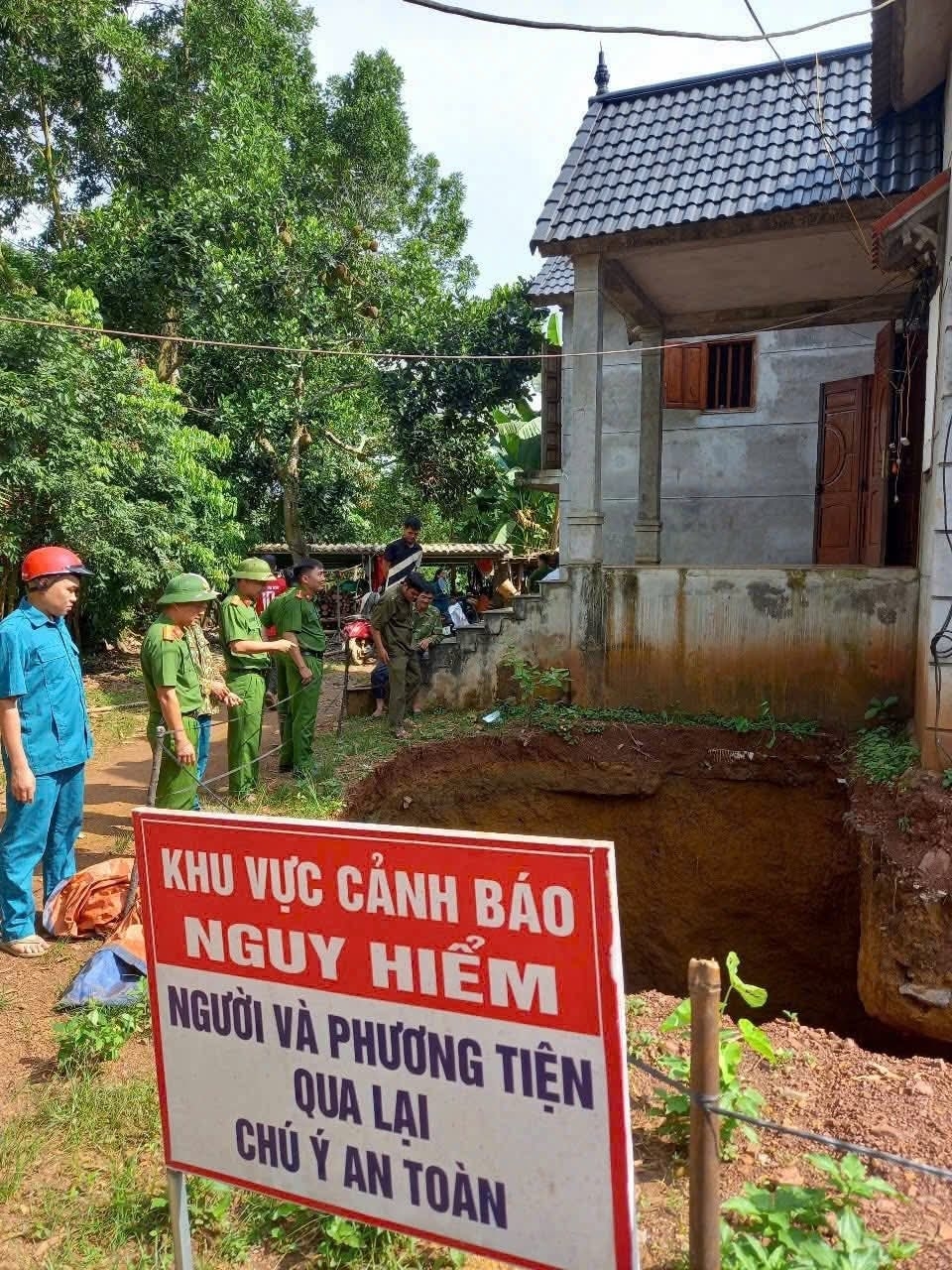 "Hố tử thần" sâu hơn 4m xuất hiện cạnh nhà dân ở Mường Hoa, Phú Thọ