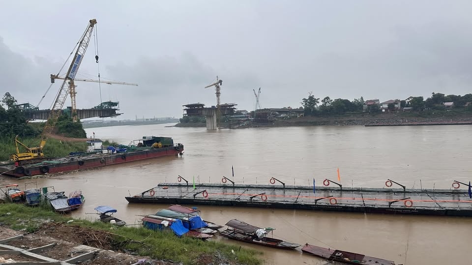 Cắt cầu phao Phong Châu, Phú Thọ do nước sông Hồng lên cao