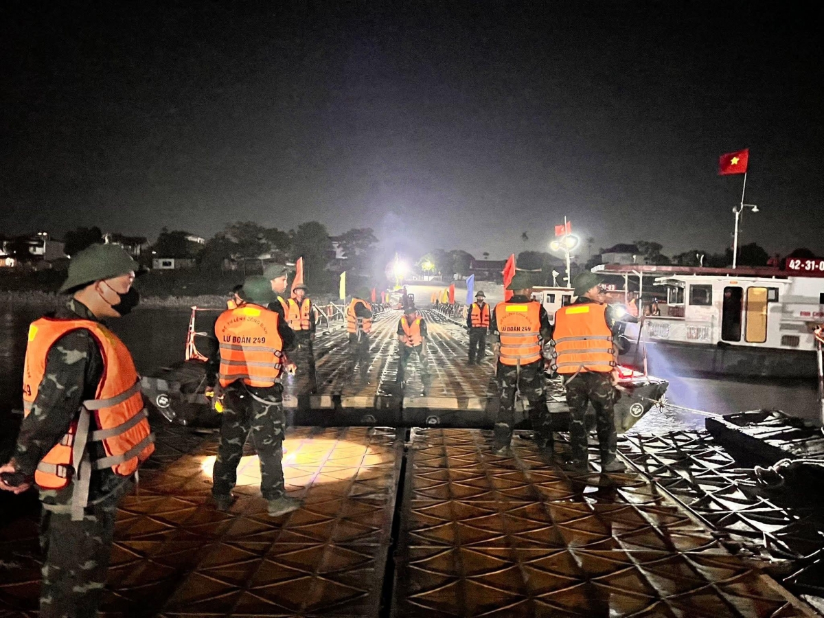 lữ đoàn 249 binh chùng công binh bắc lại cầu phao phong châu trong đêm hình ảnh 1 lu doan 249 binh chung cong binh bac lai cau phao phong chau trong dem hinh anh 1