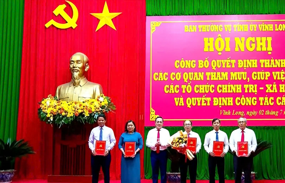 Ban Thường vụ Tỉnh ủy Vĩnh Long trao các Quyết định về công tác cán bộ