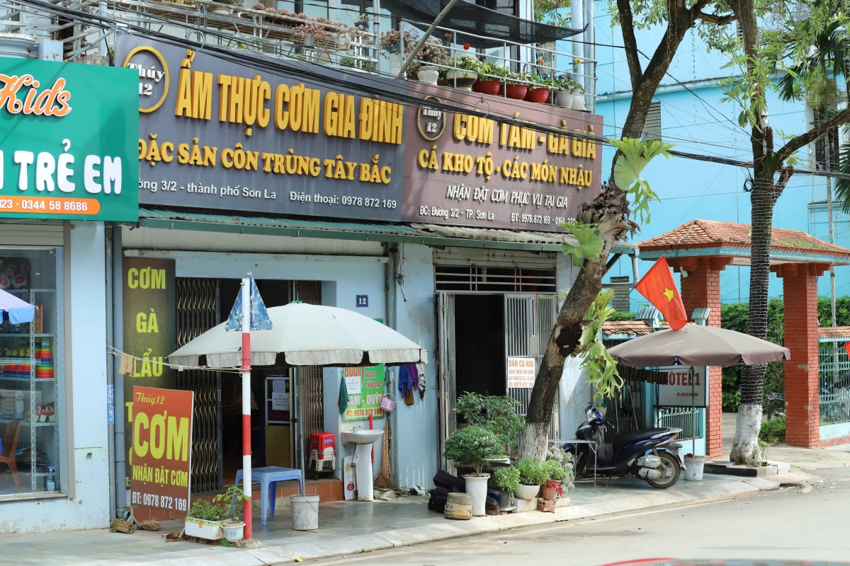 Kiểm tra đột xuất quán ăn bị tố “chặt chém” tại Sơn La