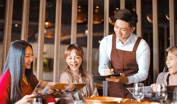 Quán thịt rán tuyển bồi bàn "phải có bằng đại học trở lên" gây tranh cãi