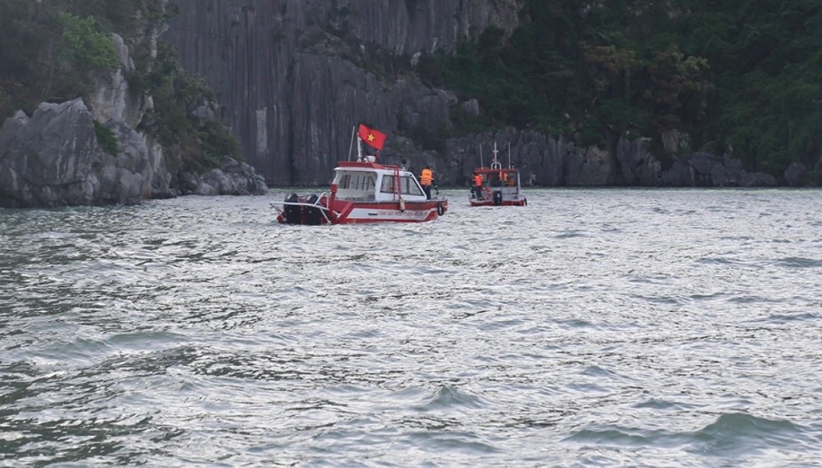 quang ninh continues search for two missing victims after ha long bay boat capsizing picture 1 quang ninh continues search for two missing victims after ha long bay boat capsizing picture 1