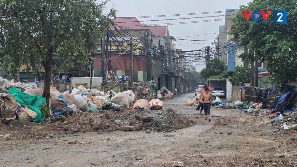 Tháo gỡ “di sản độc hại” tồn tại 40 năm của làng tái chế nhựa Minh Khai