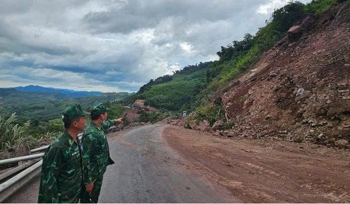 Đất đá sạt lở tràn xuống Quốc lộ 15D, đường lên cửa khẩu quốc tế La Lay tê liệt