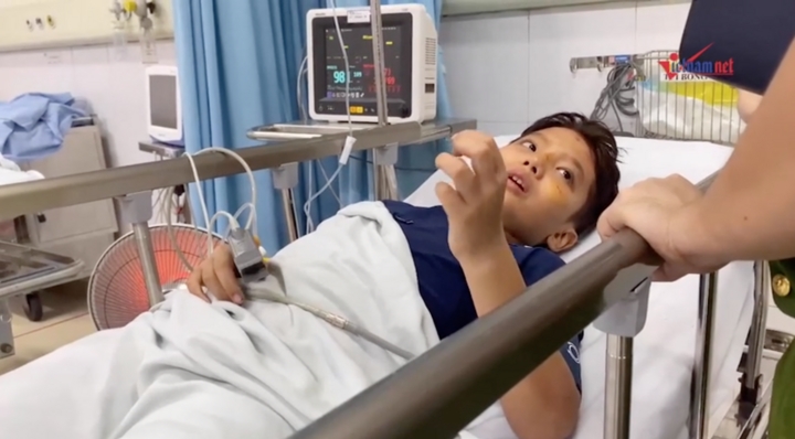 nhân chứng vụ lật tàu ở hạ long cháu cố gắng thoát ra ngoài rồi được cứu hình ảnh 1 nhan chung vu lat tau o ha long chau co gang thoat ra ngoai roi duoc cuu hinh anh 1