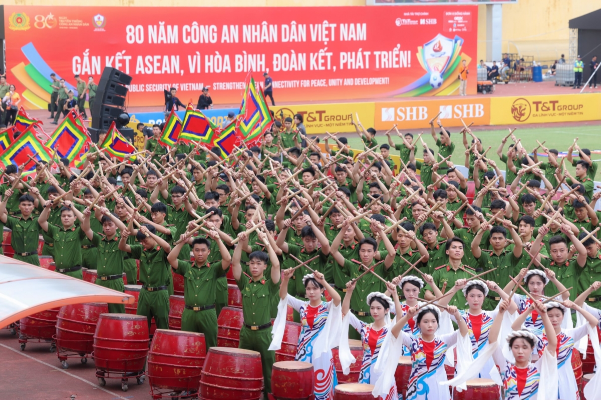 Do my linh dep diu dang, cung me chong di xem bong da co vu ong xa hinh anh 3