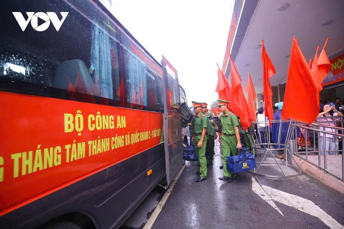 mobile police officers head for hanoi for national day parade rehearsal picture 1