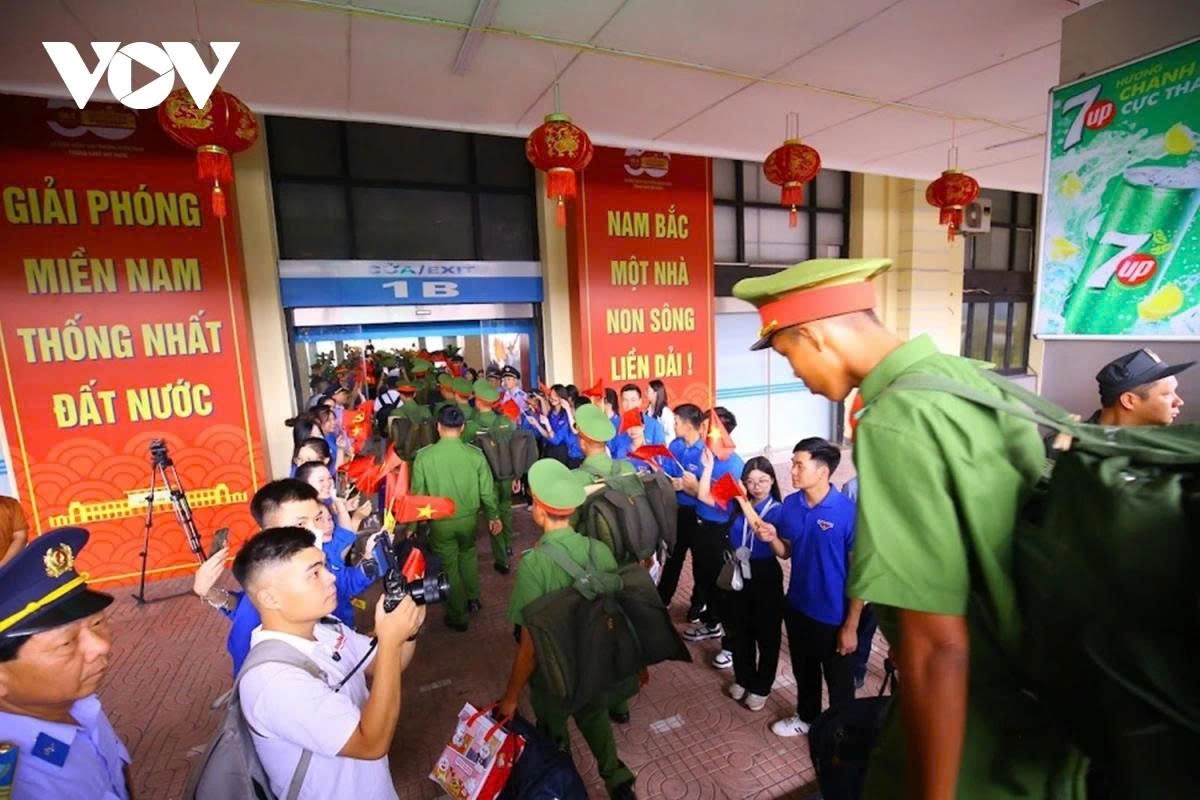 mobile police officers head for hanoi for national day parade rehearsal picture 10