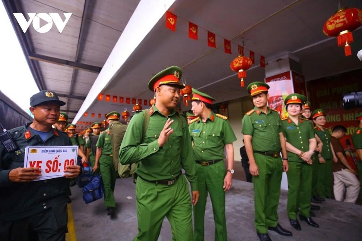 mobile police officers head for hanoi for national day parade rehearsal picture 11