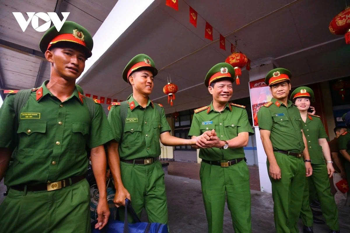 mobile police officers head for hanoi for national day parade rehearsal picture 4