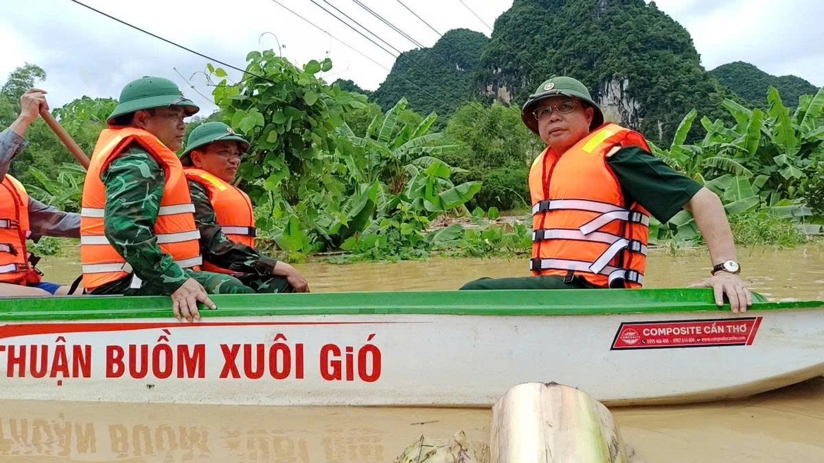 border guards stand with flood victims in times of need picture 4