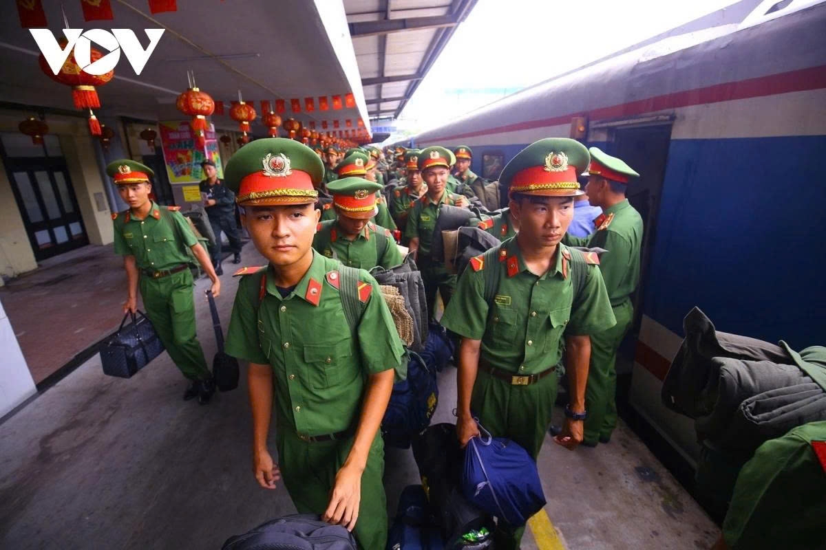 mobile police officers head for hanoi for national day parade rehearsal picture 5