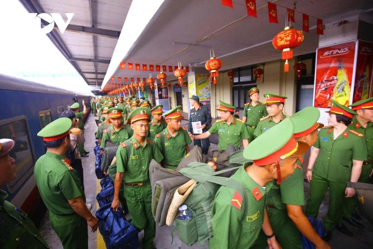 mobile police officers head for hanoi for national day parade rehearsal picture 6