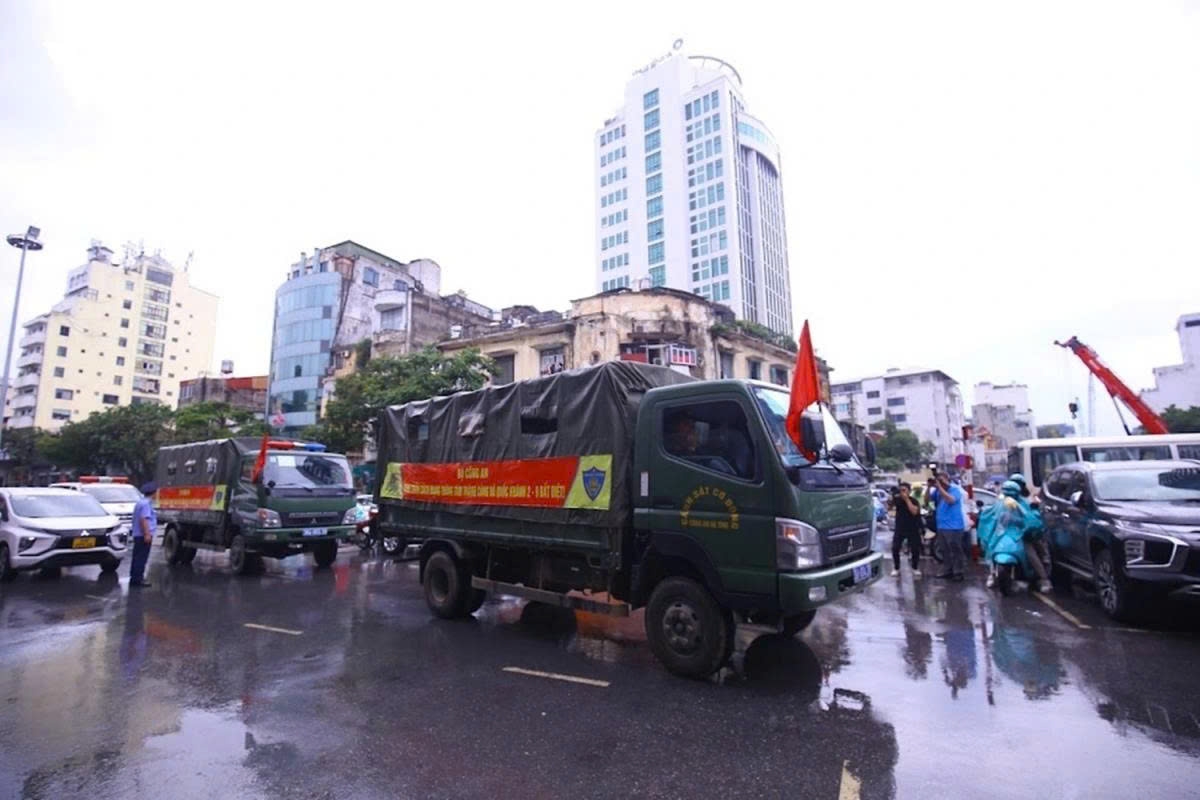 mobile police officers head for hanoi for national day parade rehearsal picture 7