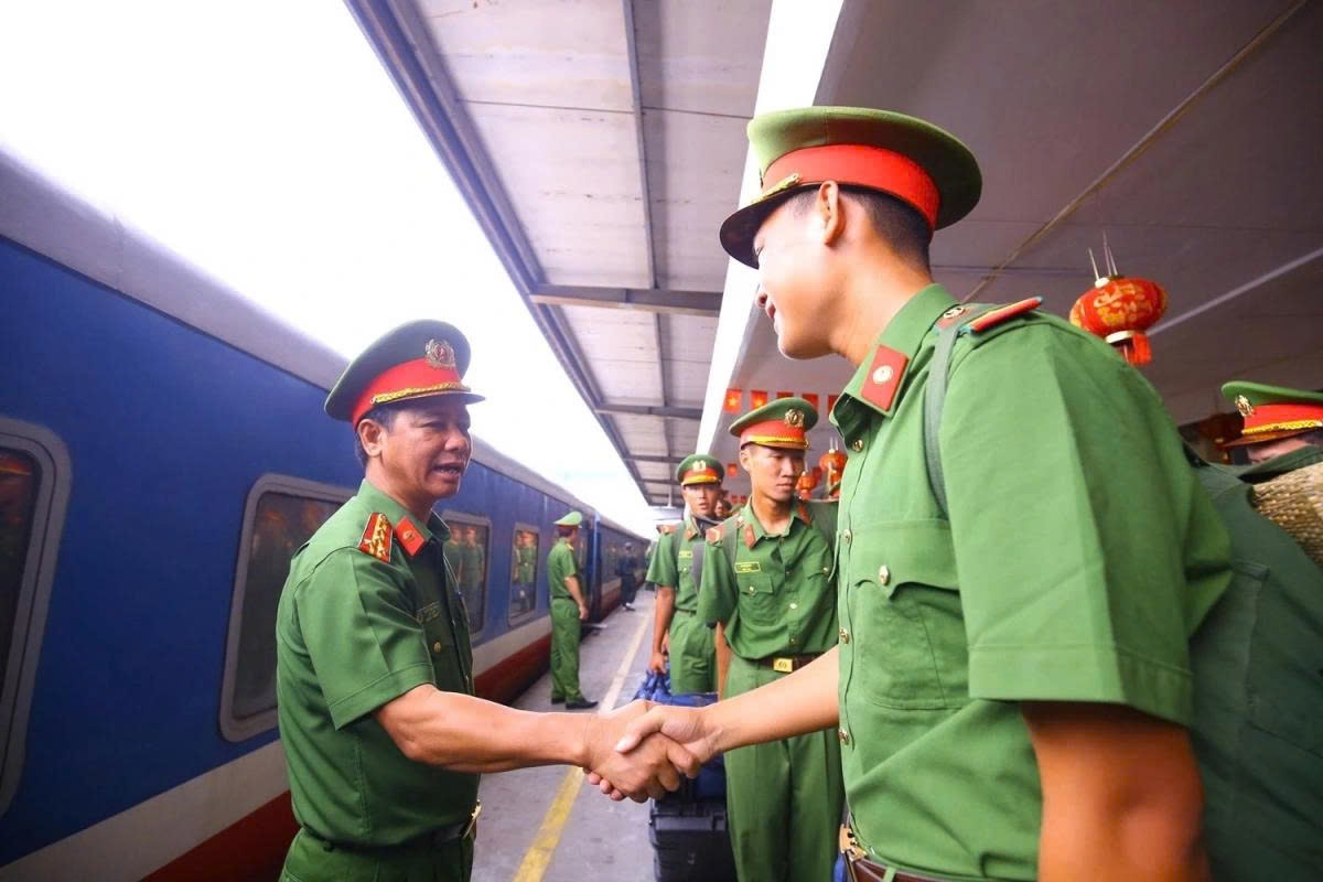 mobile police officers head for hanoi for national day parade rehearsal picture 8
