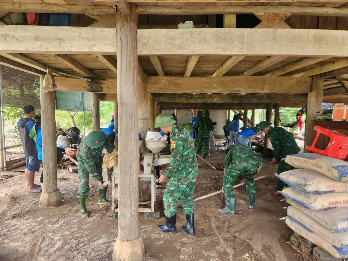 border guards stand with flood victims in times of need picture 9