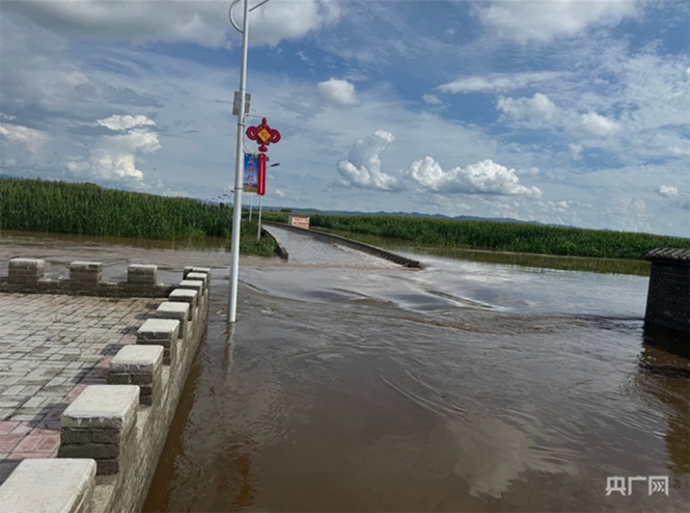 xe khach gap nan o son tay trung quoc 1 nguoi thiet mang, 13 nguoi mat tich hinh anh 1