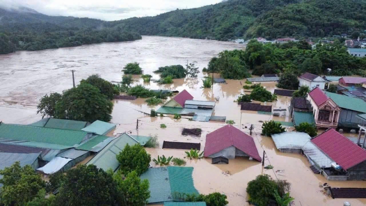 Lũ trên sông Cả tiếp tục dâng cao, người dân miền núi Nghệ An căng mình chạy lũ