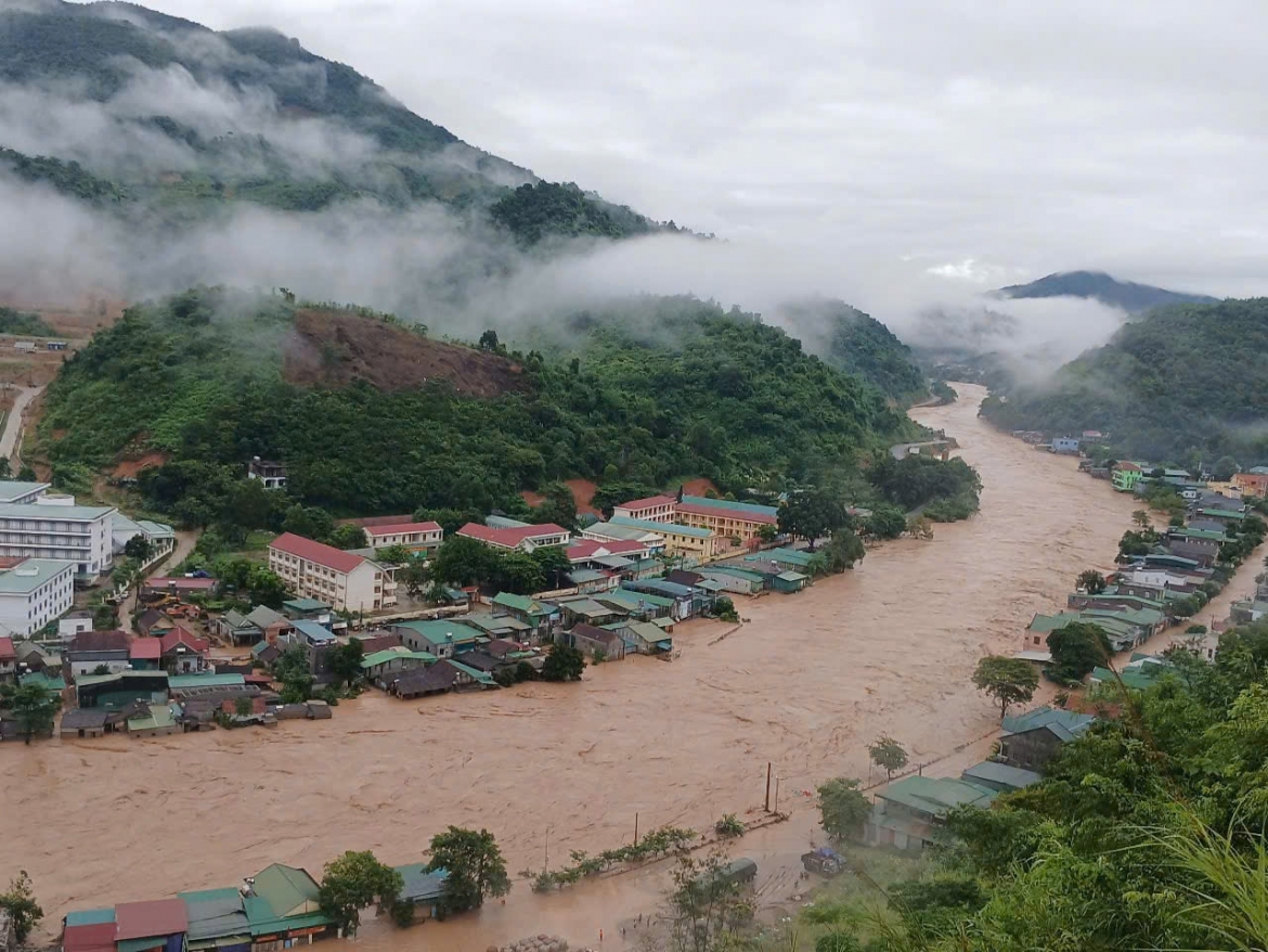 lu tren song ca tiep tuc dang cao, nguoi dan mien nui nghe an cang minh chay lu hinh anh 4