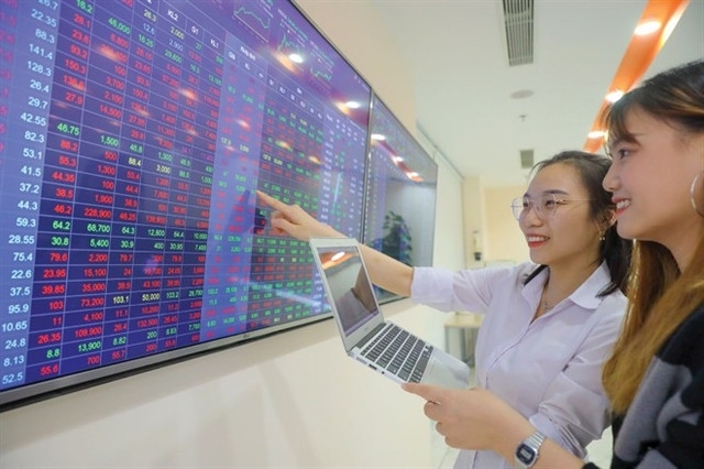 VN-Index breaks new record high, surpassing 1,530 points