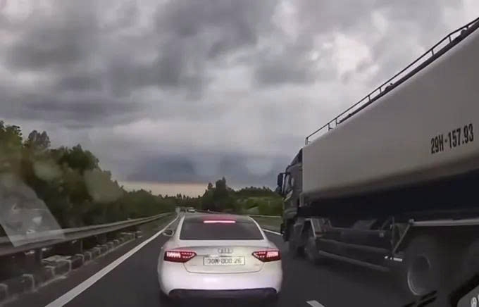 clip tai xe xe audi lang lach, danh vong tren cao toc noi bai - lao cai hinh anh 1