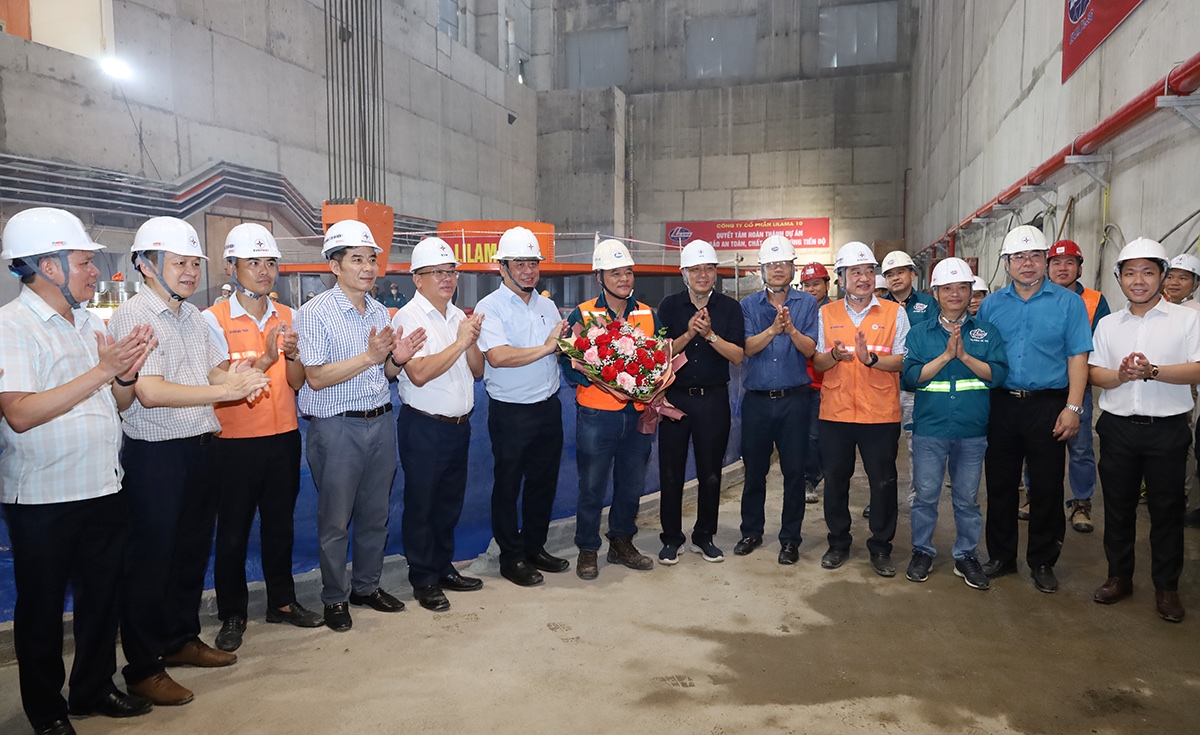 Vượt nắng, xuyên đêm trên công trường Dự án Thuỷ điện Hoà Bình mở rộng