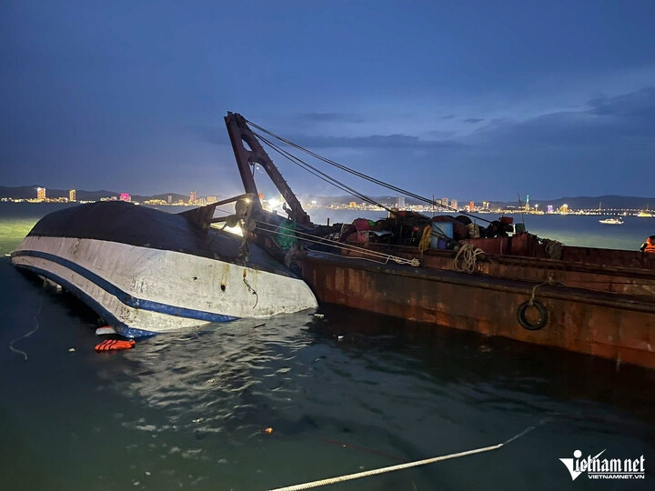 nhân chứng vụ lật tàu ở hạ long cháu cố gắng thoát ra ngoài rồi được cứu hình ảnh 2 nhan chung vu lat tau o ha long chau co gang thoat ra ngoai roi duoc cuu hinh anh 2