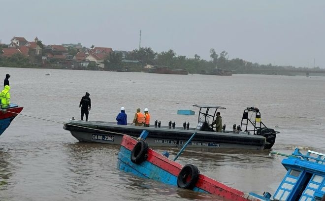gió lốc xô tàu cá chở 9 người lật chìm ở quảng ninh hình ảnh 1 gio loc xo tau ca cho 9 nguoi lat chim o quang ninh hinh anh 1