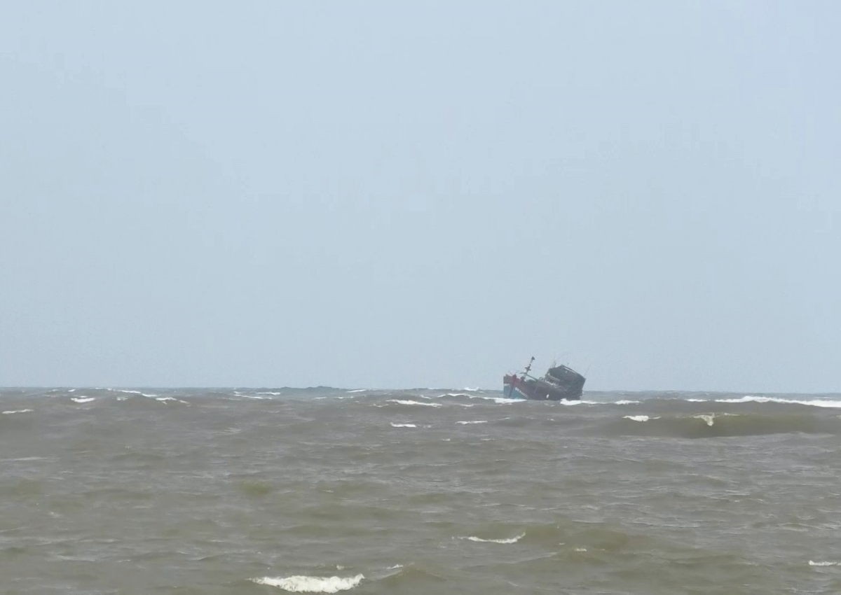 Tàu cá ngư dân Quảng Trị bị chìm, 7 ngư dân được cứu sống