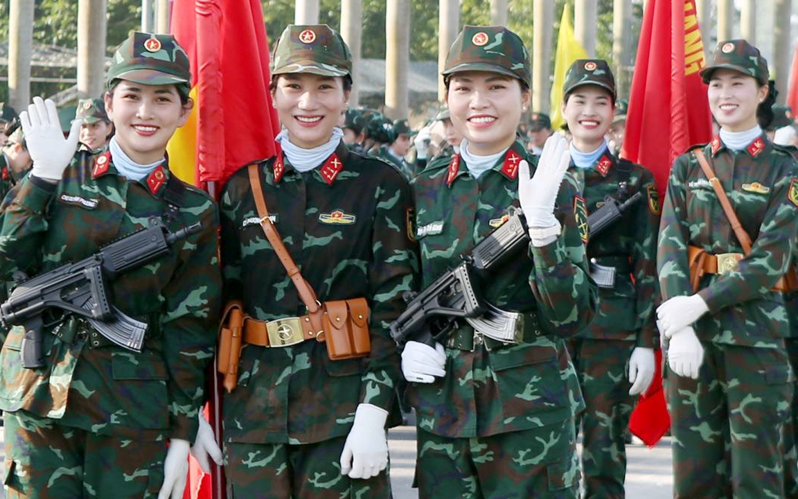 Những “bông hồng thép” trên thao trường tập luyện diễu binh