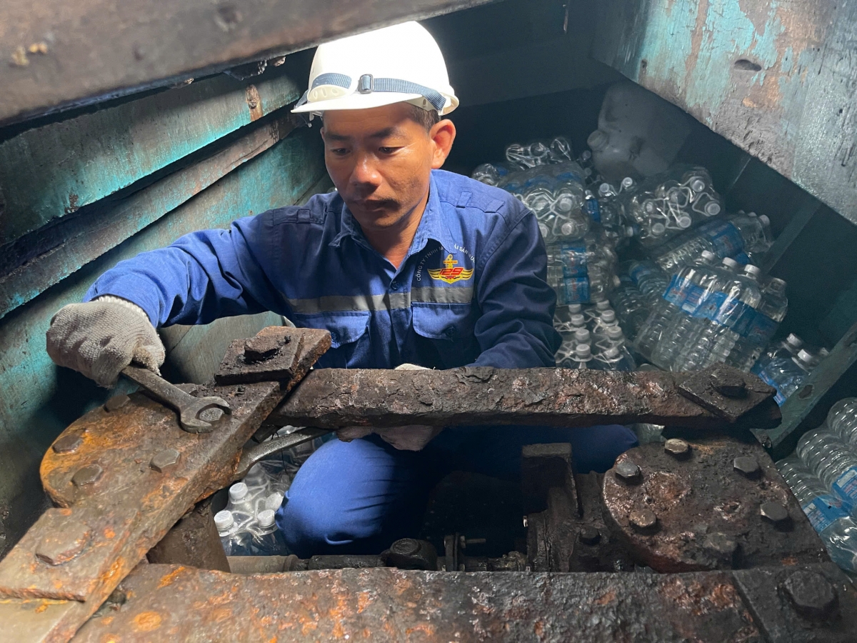 tàu cá hỏng được cứu kịp thời tại trường sa, ngư dân an tâm bám biển hình ảnh 2 tau ca hong duoc cuu kip thoi tai truong sa, ngu dan an tam bam bien hinh anh 2
