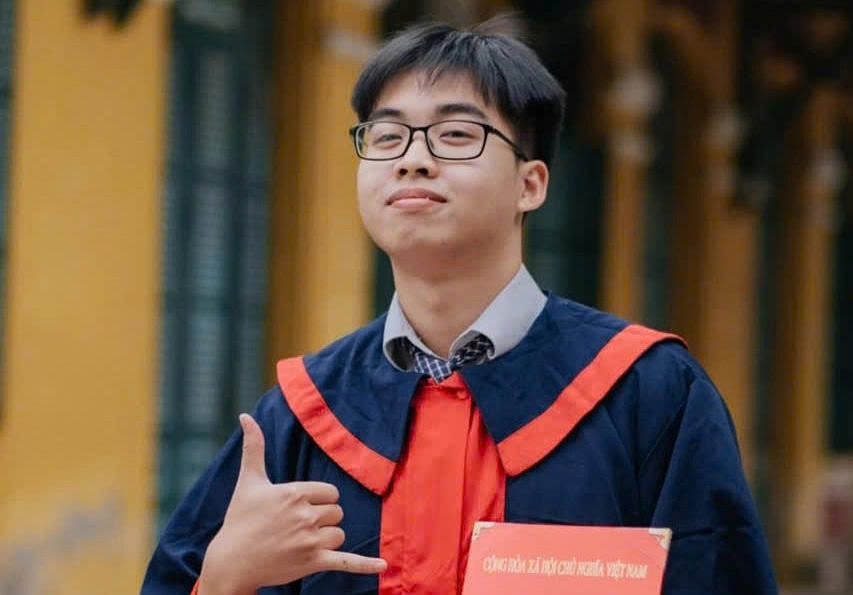 Thủ khoa kép ở Hà Nội đạp xe 10 km đến trường mỗi ngày, không học thêm