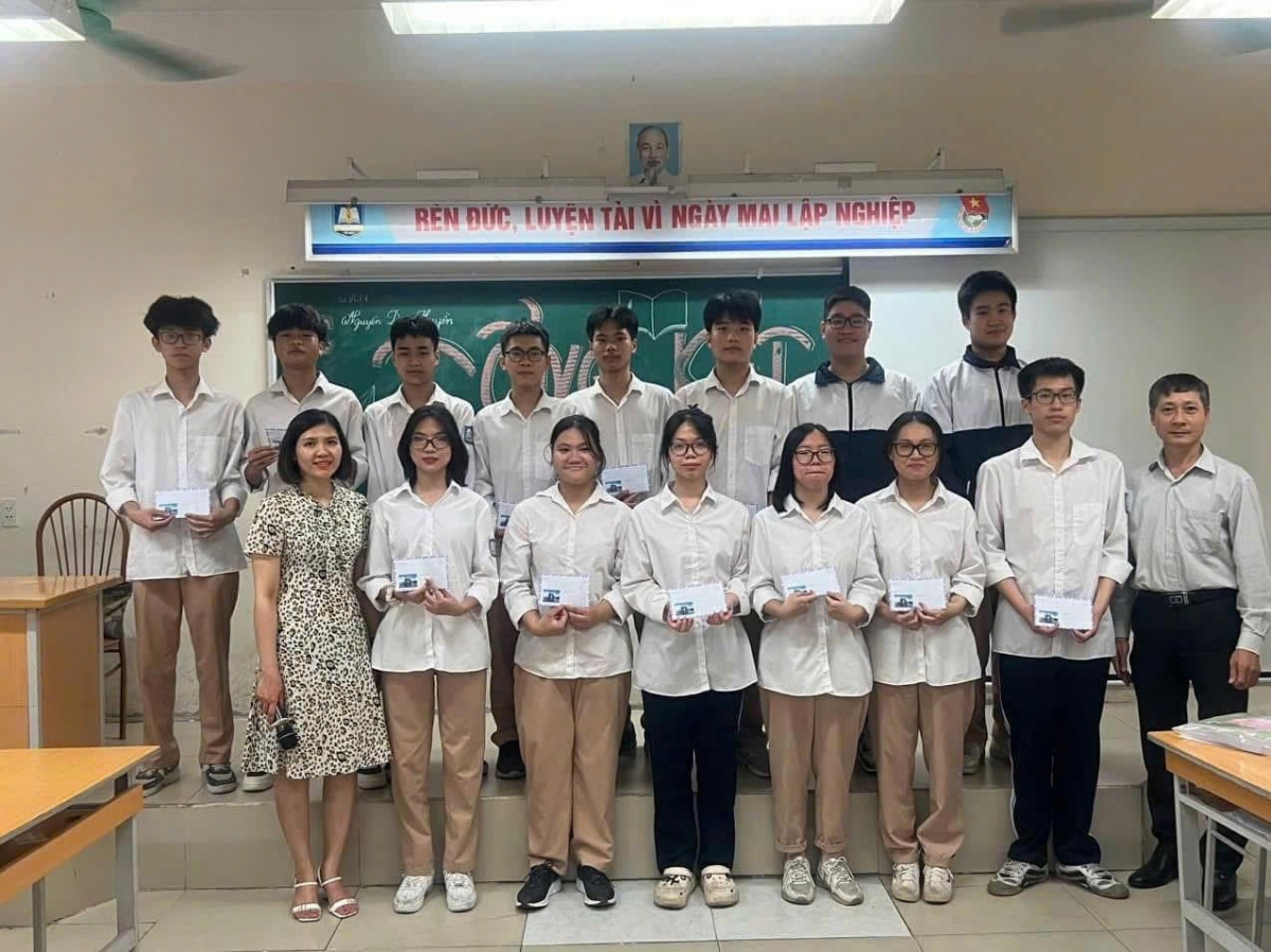 nam sinh thủ khoa khối a00 3 năm không dùng điện thoại, bền bỉ tự học hình ảnh 2 nam sinh thu khoa khoi a00 3 nam khong dung dien thoai, ben bi tu hoc hinh anh 2