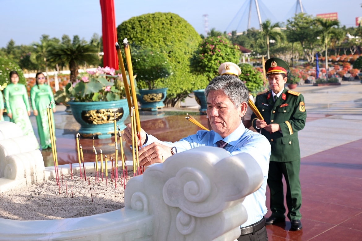 lanh dao tinh vinh long dang huong, tuong niem tai cac nghia trang liet si hinh anh 1