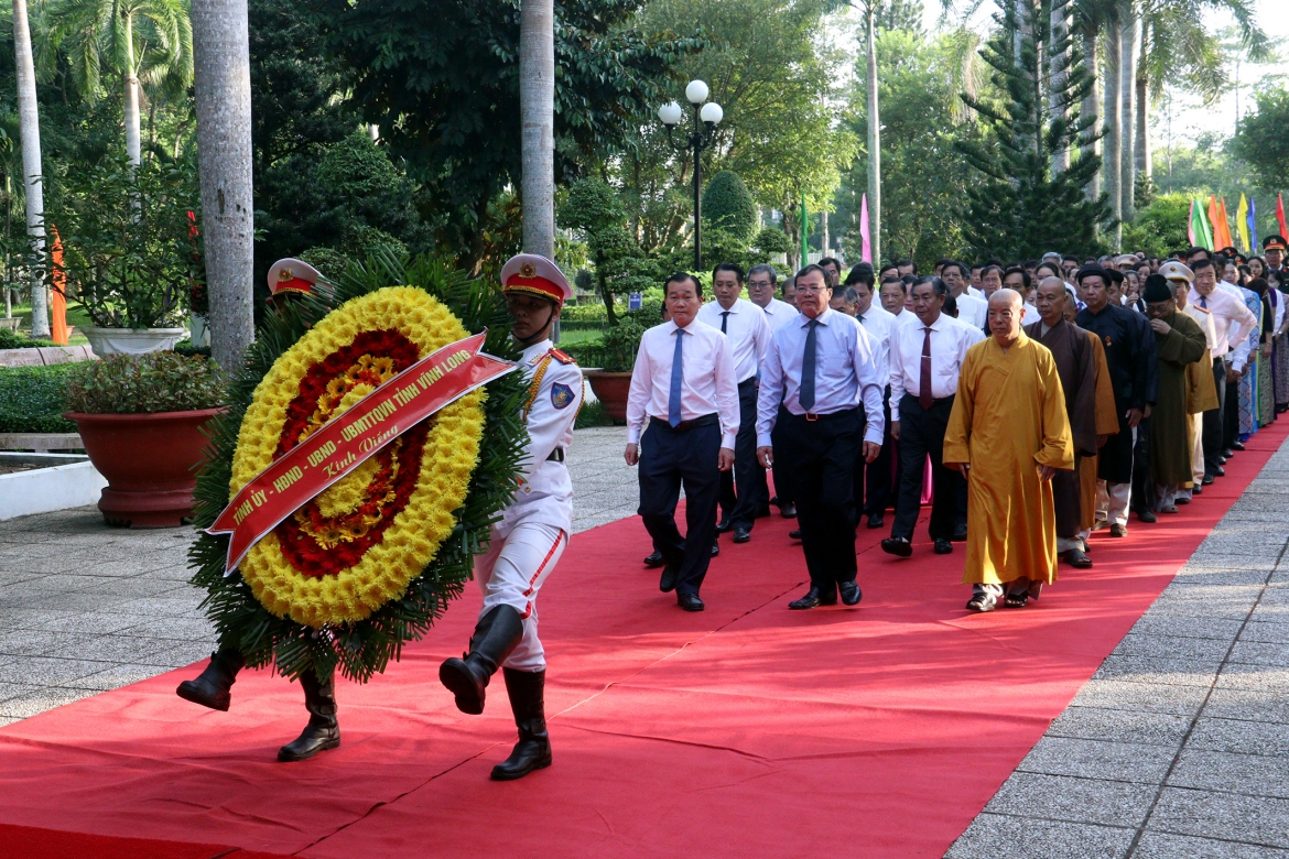 lanh dao tinh vinh long dang huong, tuong niem tai cac nghia trang liet si hinh anh 2