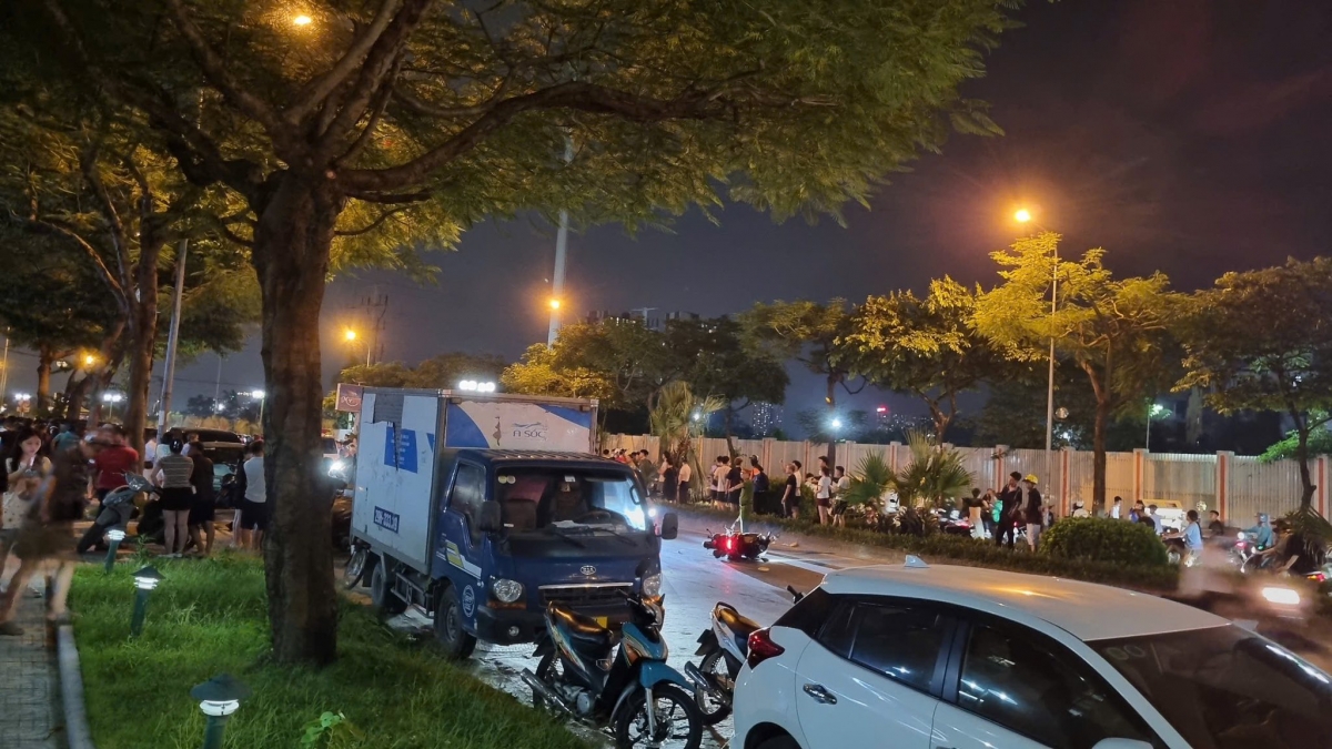 Ô tô đâm liên hoàn làm 1 người chết và nhiều người bị thương ở hà nội hình ảnh 2 O to dam lien hoan lam 1 nguoi chet va nhieu nguoi bi thuong o ha noi hinh anh 2