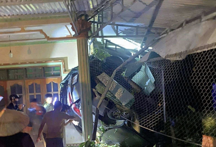 Ô tô lao vào nhà dân trong đêm ở Đồng Nai, nam tài xế tử vong tại chỗ