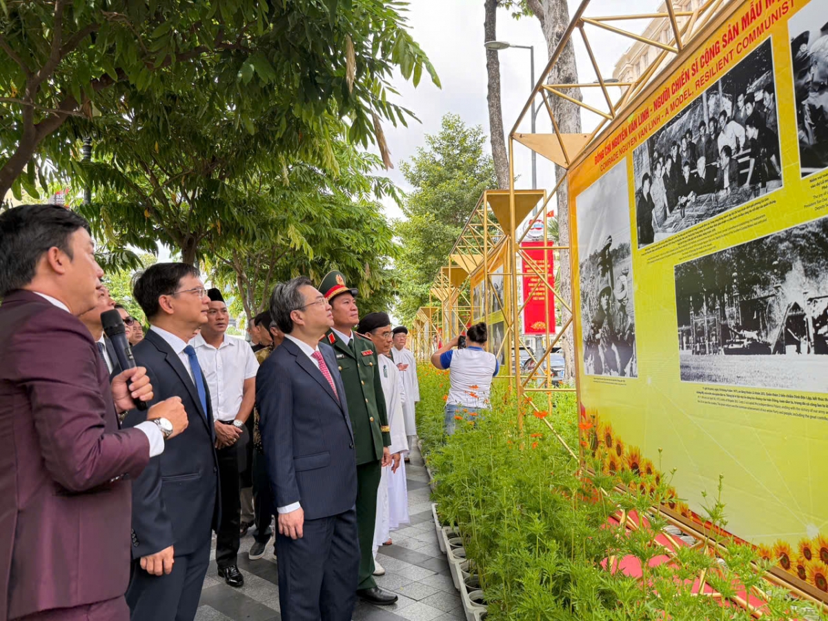triển lãm ảnh về tổng bí thư nguyễn văn linh hình ảnh 1 trien lam anh ve tong bi thu nguyen van linh hinh anh 1