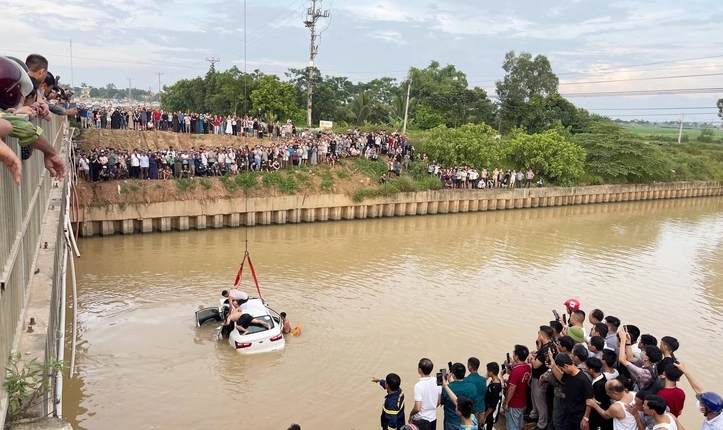 ban atgt tỉnh nghệ an lên tiếng về danh tính tài xế vụ ô tô lao xuống sông hình ảnh 2 ban atgt tinh nghe an len tieng ve danh tinh tai xe vu o to lao xuong song hinh anh 2