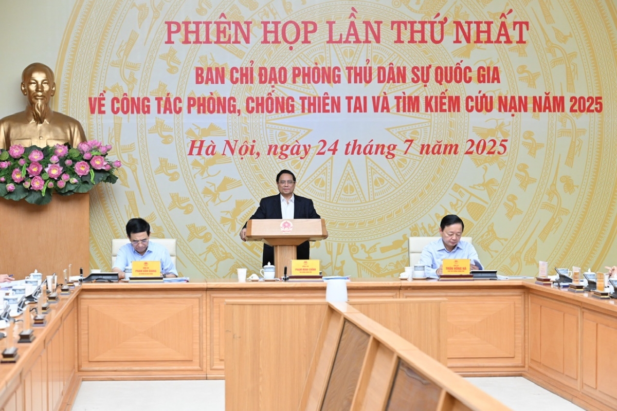 thủ tướng tìm mọi cách để tiếp cận nhanh với địa bàn chia cắt do thiên tai, bão lũ hình ảnh 2 thu tuong tim moi cach de tiep can nhanh voi dia ban chia cat do thien tai, bao lu hinh anh 2