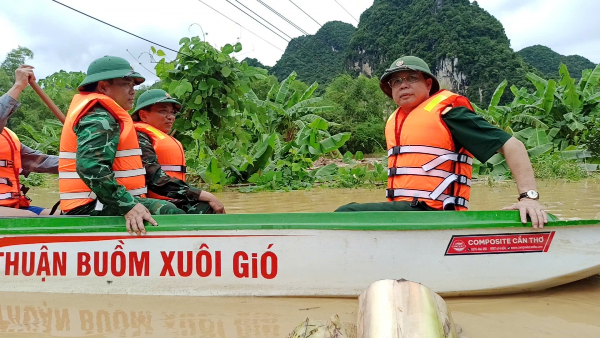 bo doi bien phong giup nguoi dan vung lu nghe an khac phuc hau qua hinh anh 4