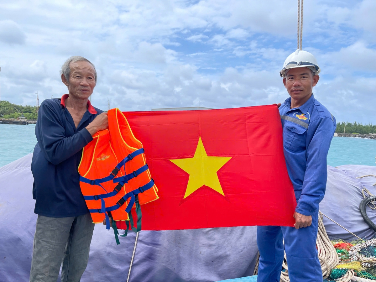 tàu cá hỏng được cứu kịp thời tại trường sa, ngư dân an tâm bám biển hình ảnh 4 tau ca hong duoc cuu kip thoi tai truong sa, ngu dan an tam bam bien hinh anh 4