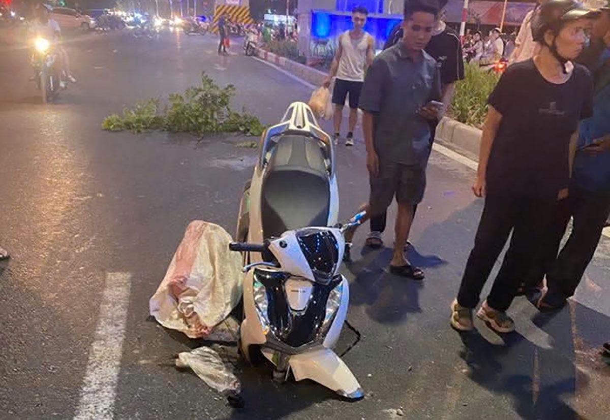 hà nội xuất hiện hố tử thần trên đường trường chinh khiến xe máy sh gặp nạn hình ảnh 3 ha noi xuat hien ho tu than tren duong truong chinh khien xe may sh gap nan hinh anh 3