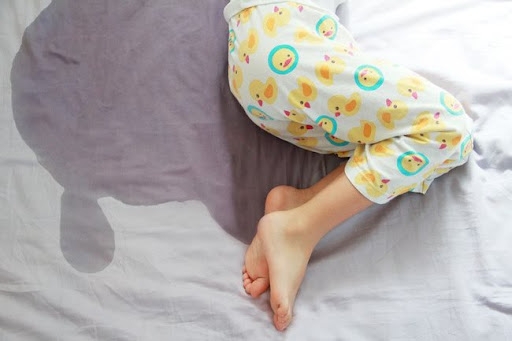 13 tuổi vẫn tiểu dầm ban đêm, tôi phải làm sao để chữa cho cháu?