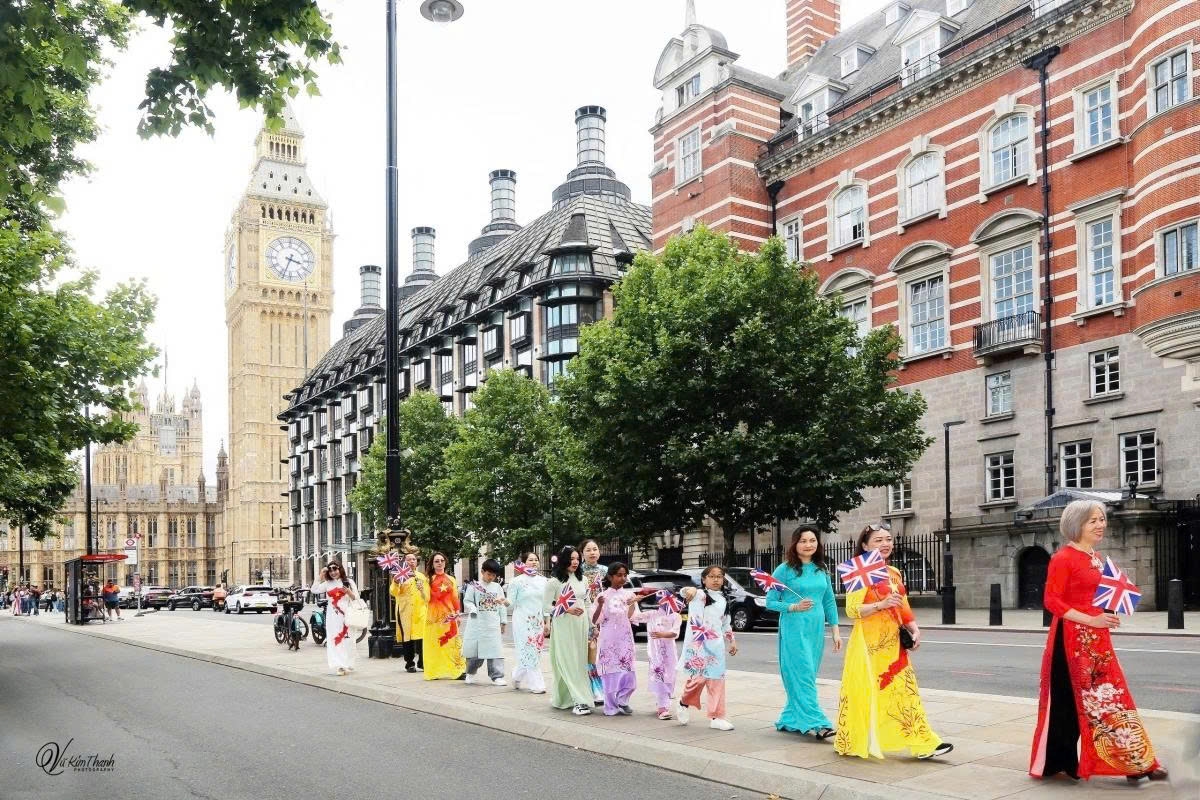 traditional costume of vietnam in the spotlight in london picture 1 traditional costume of vietnam in the spotlight in london picture 1