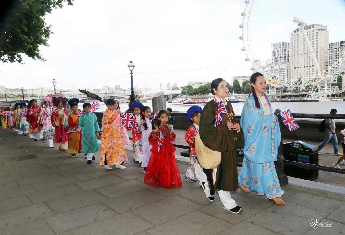 traditional costume of vietnam in the spotlight in london picture 2 traditional costume of vietnam in the spotlight in london picture 2