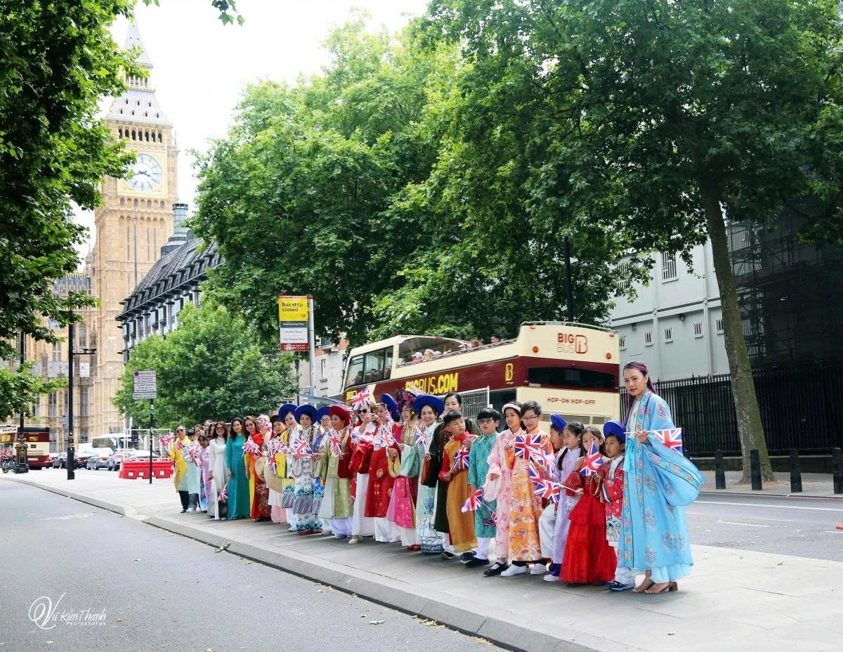 traditional costume of vietnam in the spotlight in london picture 9 traditional costume of vietnam in the spotlight in london picture 9